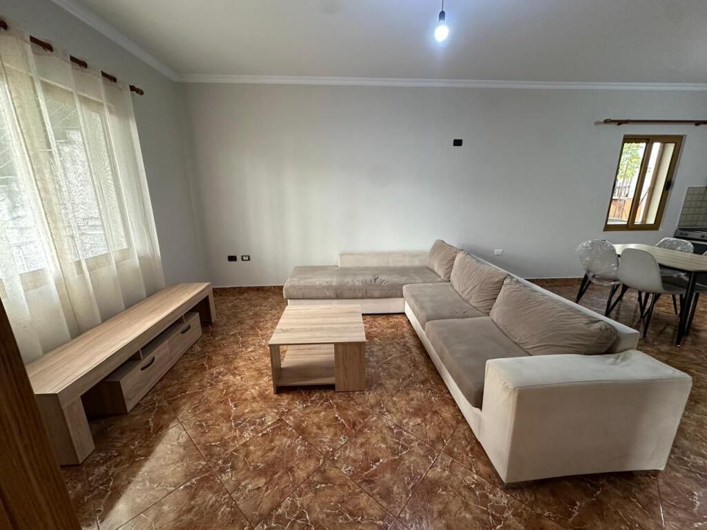 Affittasi appartamento 2+1+ balcone in Via Selaudin Toto, Astir 55.000 Leke!
