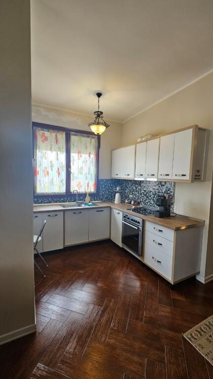 JEPET APARTAMENT ME QERA 2+1 PRANE GJYKATES DURRES