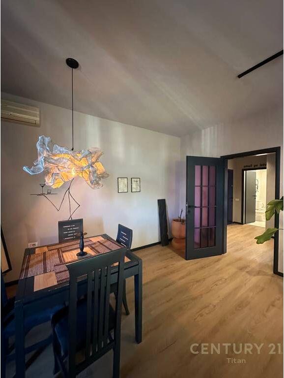 QIRA – APARTAMENT 1+1 ME BALLKON | BULEVARDI “ZOGU I PARË”, QENDËR TIRANË