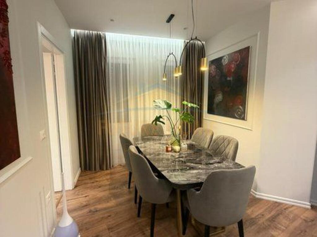 Shes Apartament 3+1+2 tek Liqeni i Thate