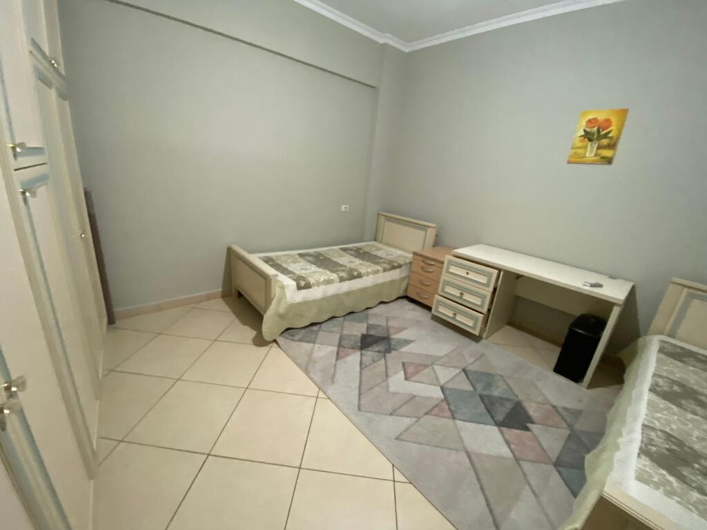 2+1,i mobiluar ,rruga peti liqeni i thate,cmimi 450 euro,ofrohet dhe parkim 70 euro