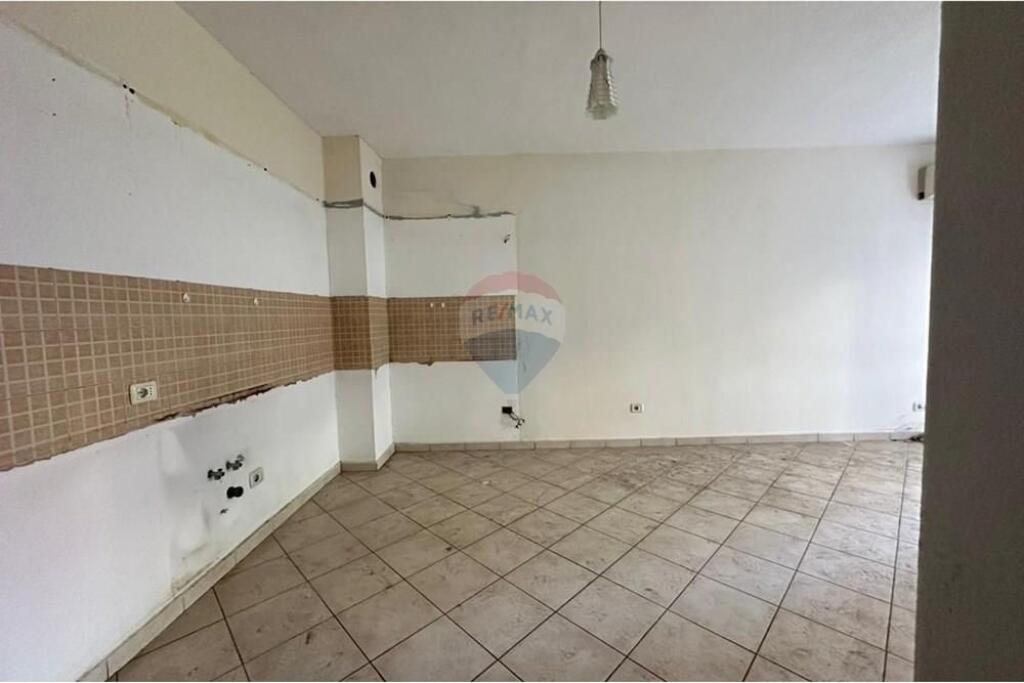 Apartment 2+1+2 for sale in the Usluga Complex, near the Train Station