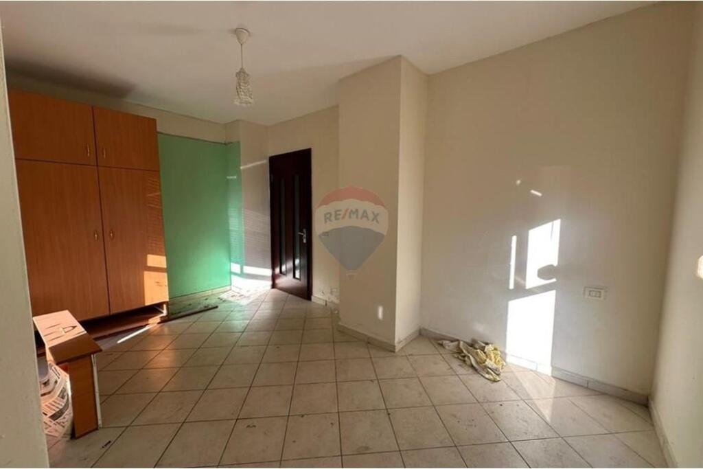 Apartment 2+1+2 for sale in the Usluga Complex, near the Train Station