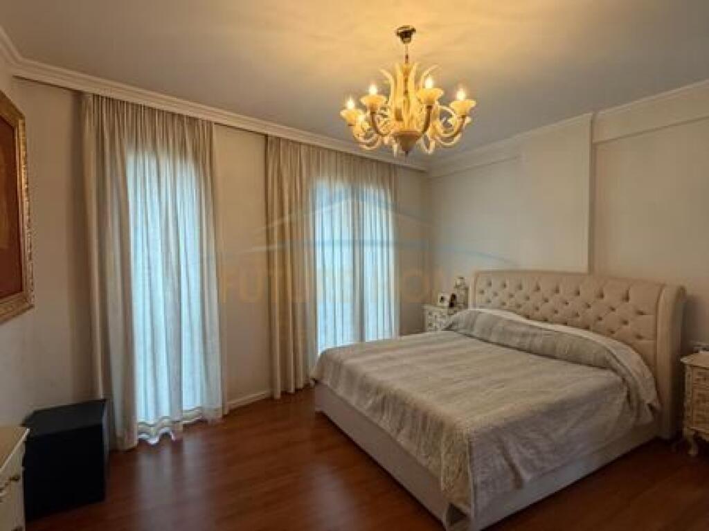 Shitet, Apartament 3+1+2+2 Poste Parkimi, Rruga e Elbasanit, Tiranë