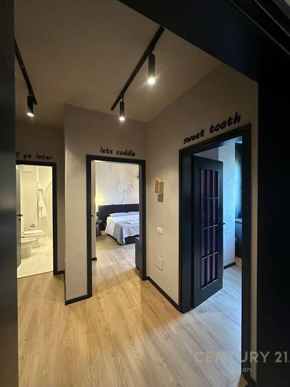 QIRA – APARTAMENT 1+1 ME BALLKON | BULEVARDI “ZOGU I PARË”, QENDËR TIRANË