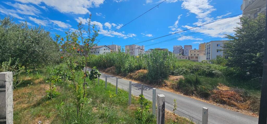 Shitet Tokë Truall në zonën Iliria, mbi shina – Durrës