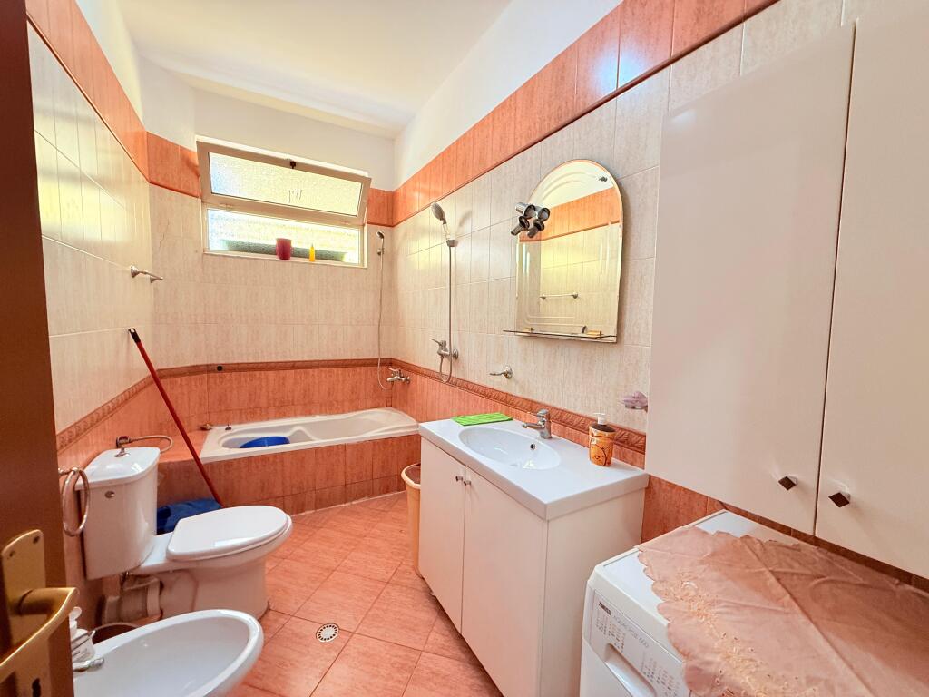 🏠 Apartament me qira 3+1 – Rruga e Barrikadave, Tiranë