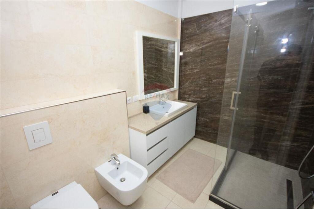 Apartament 3+1+2 per qira te Ring Center