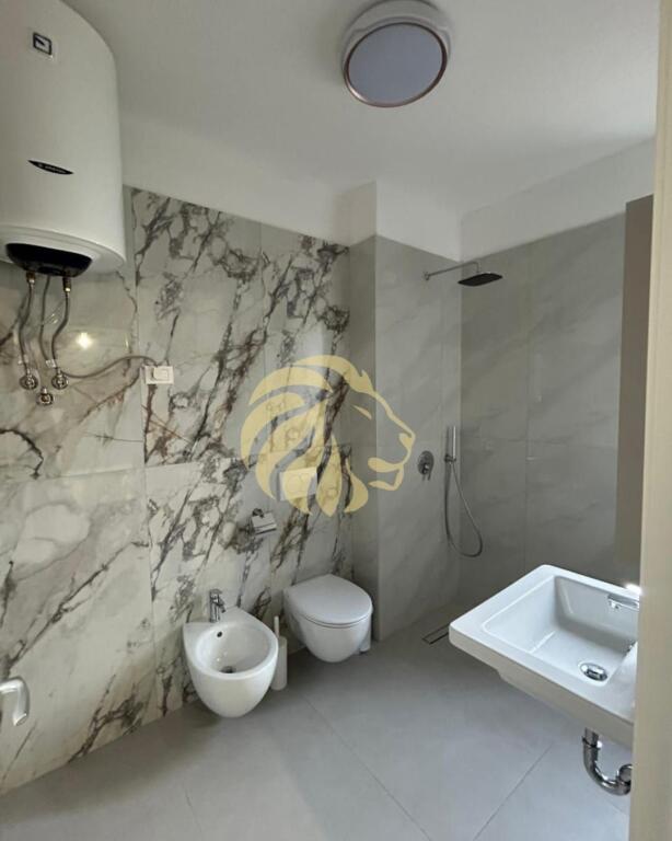 🏡 APARTAMENT ME QERA – DIELL, KOMODITET DHE SIGURI NË ZEMËR TË TIRANËS!