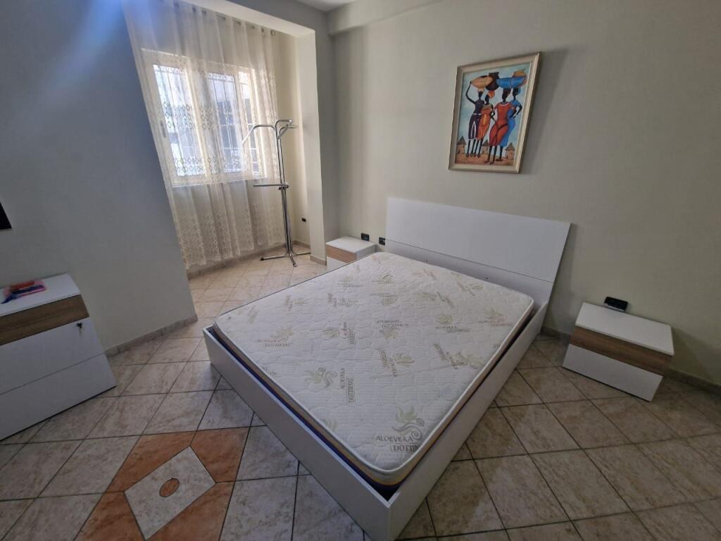 Apartament 1+1 me qira tek Xhamia tek Rruga e Kavajes