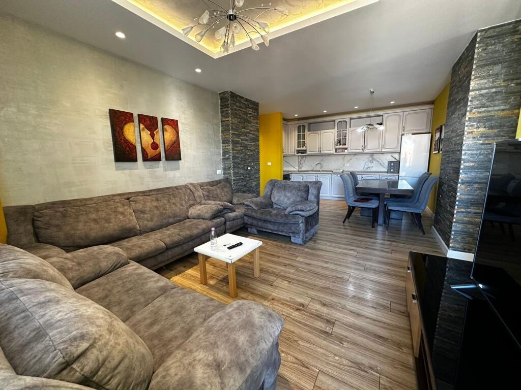 Apartament 3+1 per qira te Rruga e Kosovareve