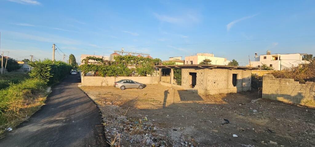 🏡 Shitet Shtëpi  + Tokë 📌 Autostrada Durrës – Tiranë, pranë karburantit Kastrati