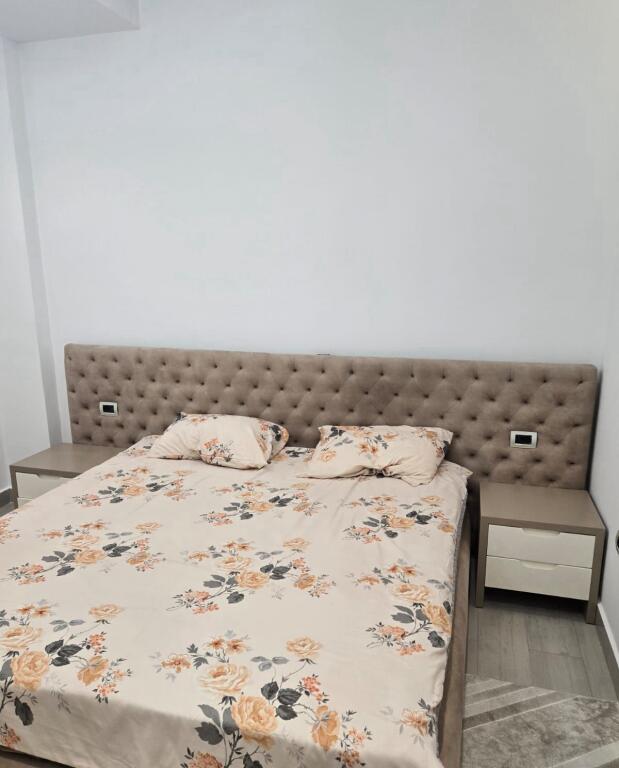 Jepet me qira apartament 1+1 prane Kristal Center!