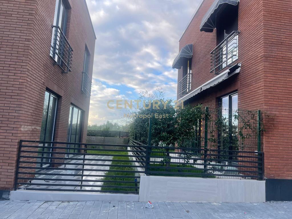 SHITET VILE MODERNE 3-KATESHE ME KOPESHT PRIVAT NE NJE ZONE REZIDENCIALE NE FARKE 550,000 €