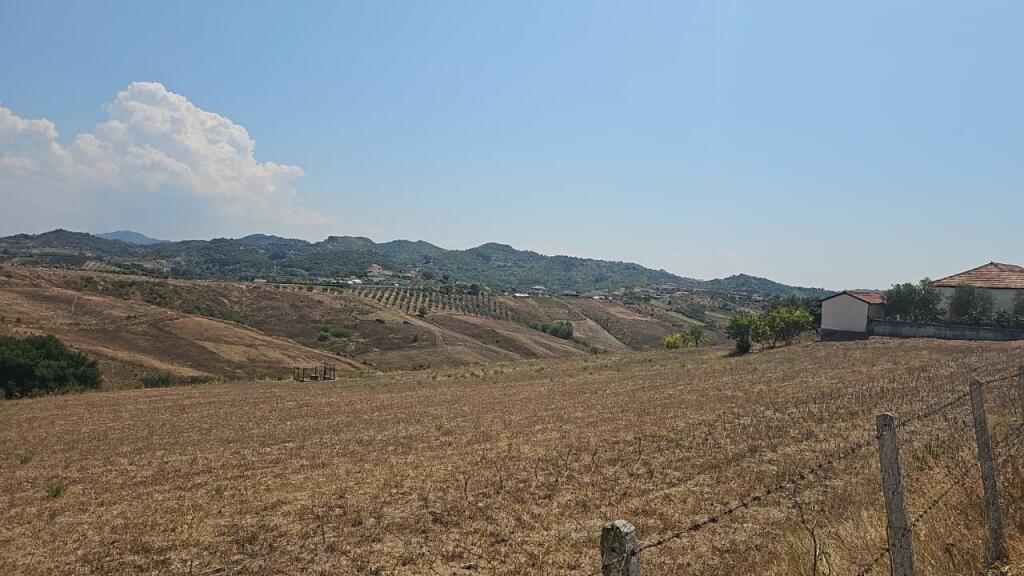 🏡 Shiten 2 shtëpi private + tokë kodrinore 9,000 m² ne Maskuri pranë Pjezës