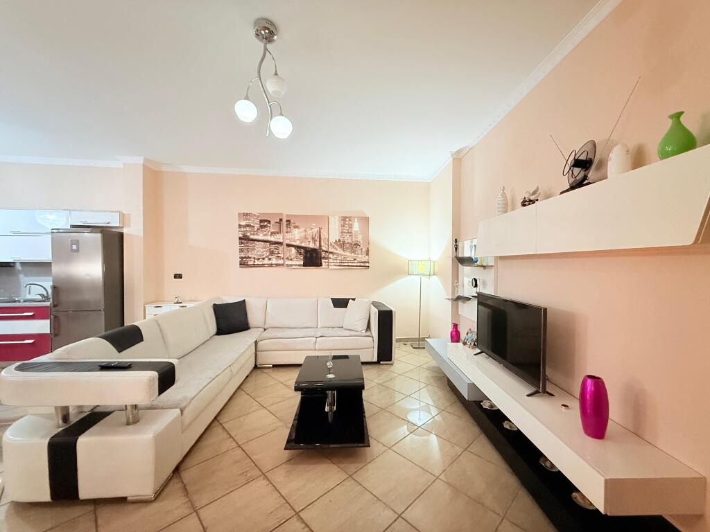 🏠 Apartament me qira 3+1 – Rruga e Barrikadave, Tiranë