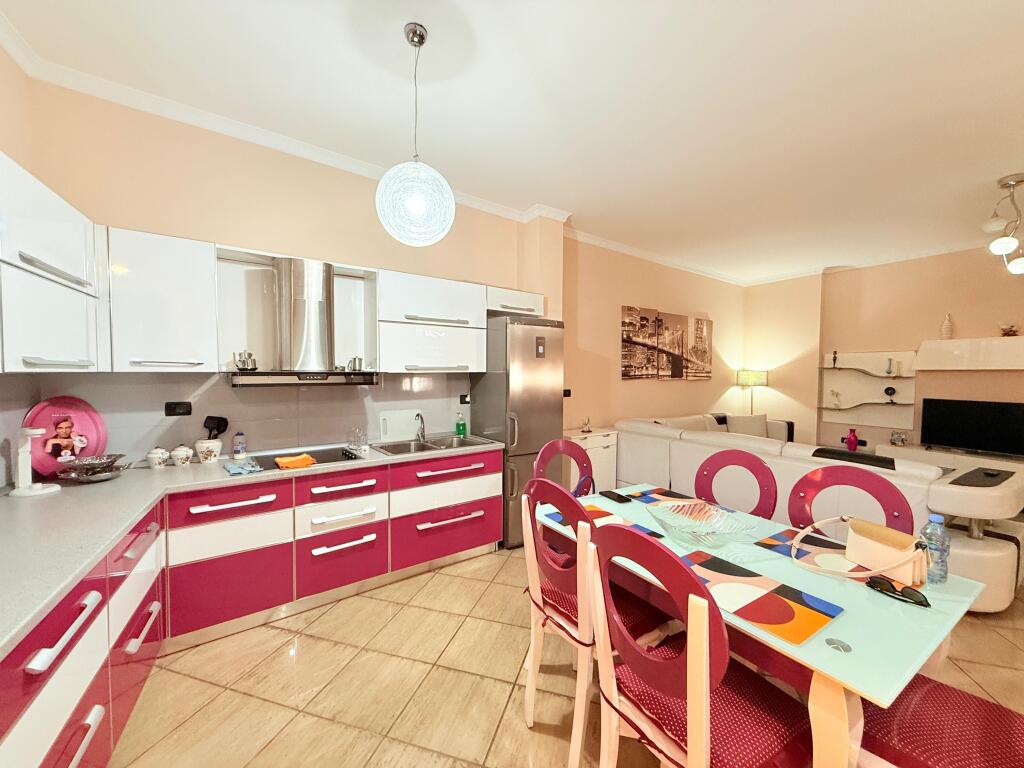 🏠 Apartament me qira 3+1 – Rruga e Barrikadave, Tiranë