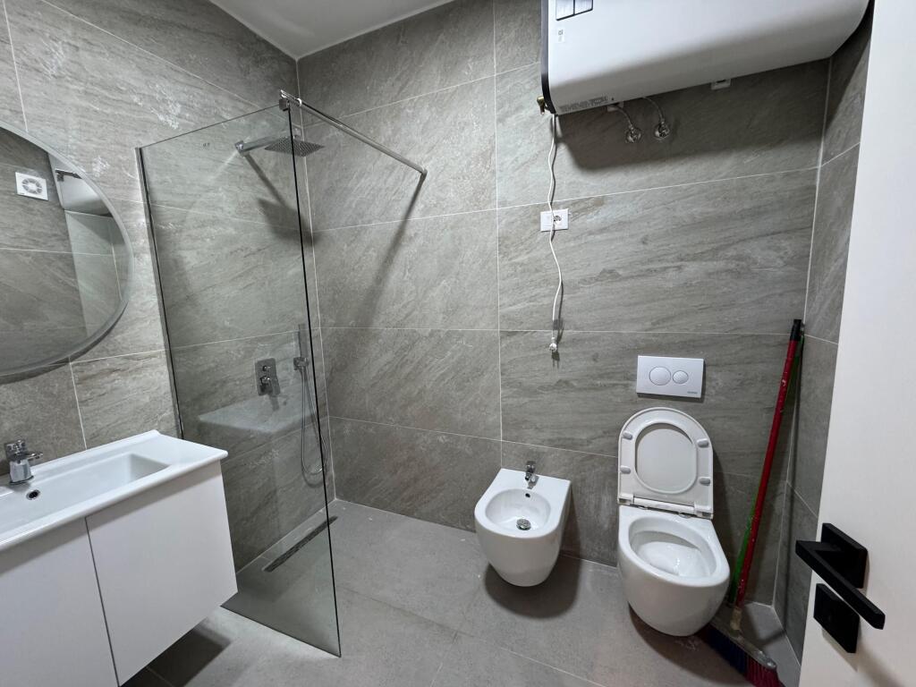 Shitet Apartament 2+1