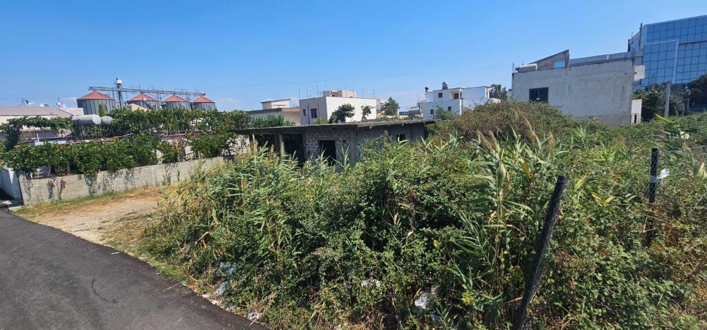 🏡 Shitet Shtëpi  + Tokë 📌 Autostrada Durrës – Tiranë, pranë karburantit Kastrati