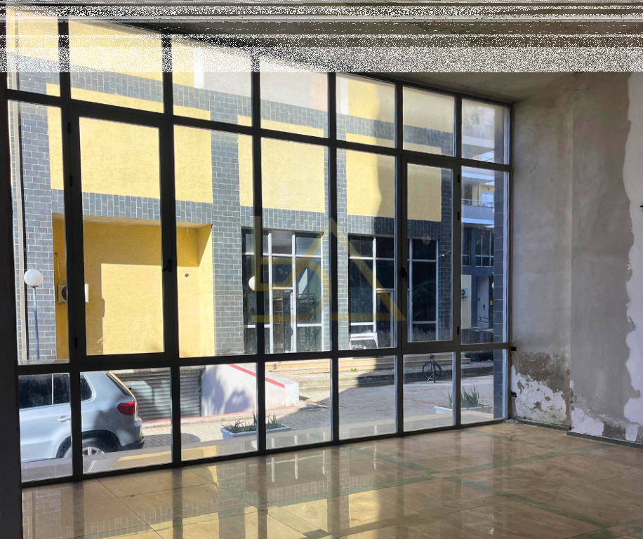 Shitet Ambient Biznesi në Plazh, Durrës