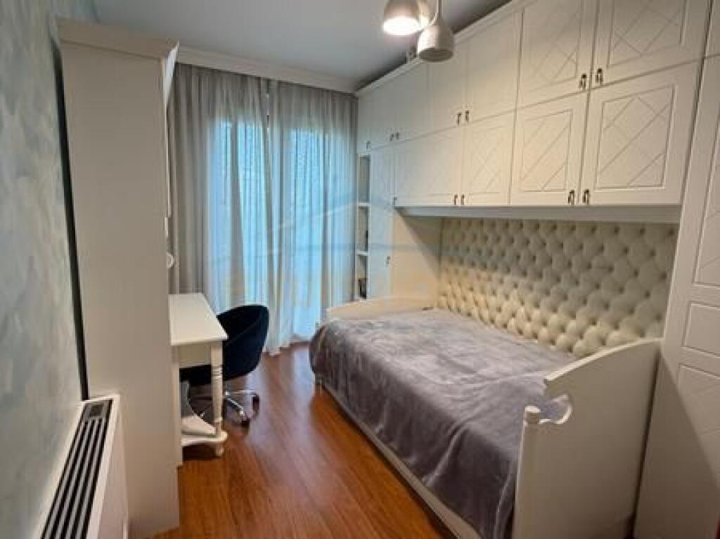 Shitet, Apartament 3+1+2+2 Poste Parkimi, Rruga e Elbasanit, Tiranë