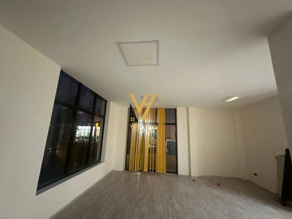 JEPET GODINE BIZNESI 456 M2 ME QERA TE RR. EDUARD MANO 3.500 EURO