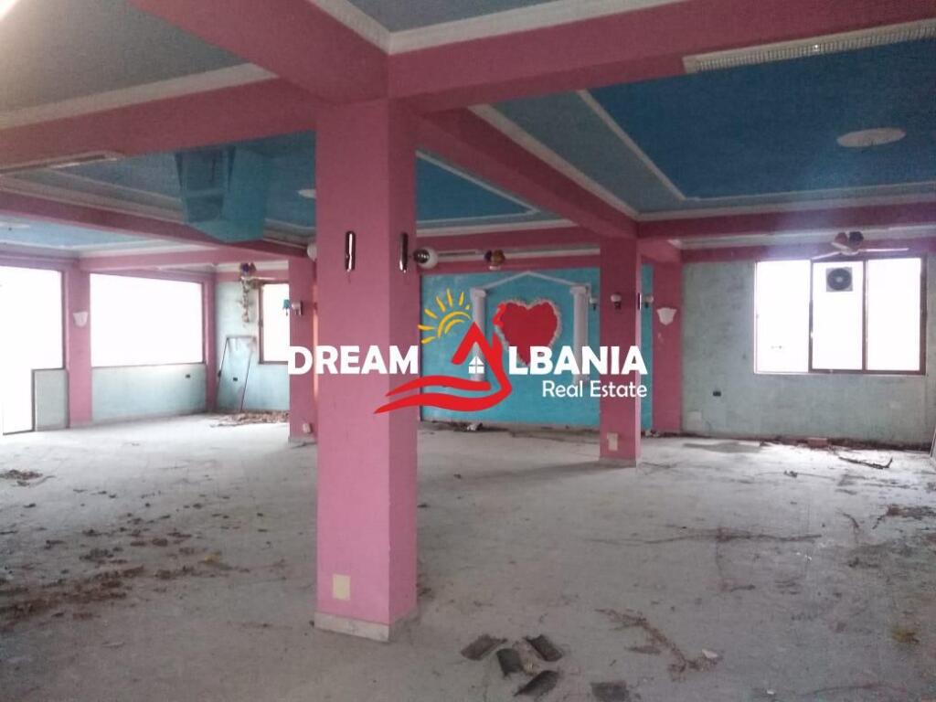 Ambjent me qera prane Qendres Tregtare QTU ne Tirane (ID 4281171)