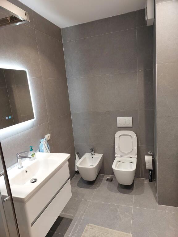 Jepet me qera apartament 2+1, 1 banjo, 1 ballkon te rruga e Elbasanit