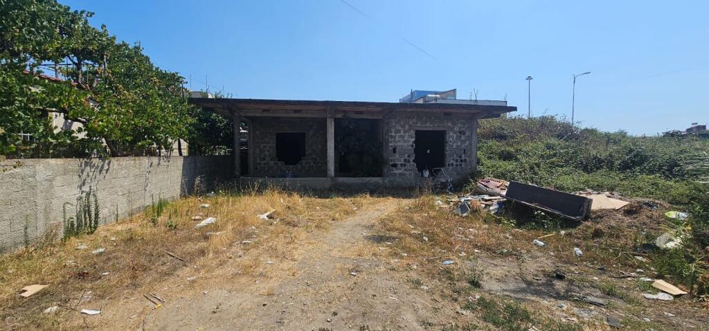 🏡 Shitet Shtëpi  + Tokë 📌 Autostrada Durrës – Tiranë, pranë karburantit Kastrati