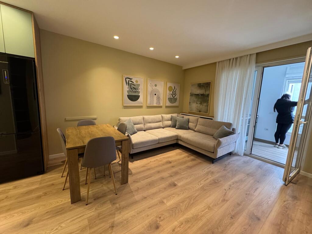 🏠 Appartamento 2+1 in affitto 📍 Via Elbasan, di fronte alla Facoltà di Economia