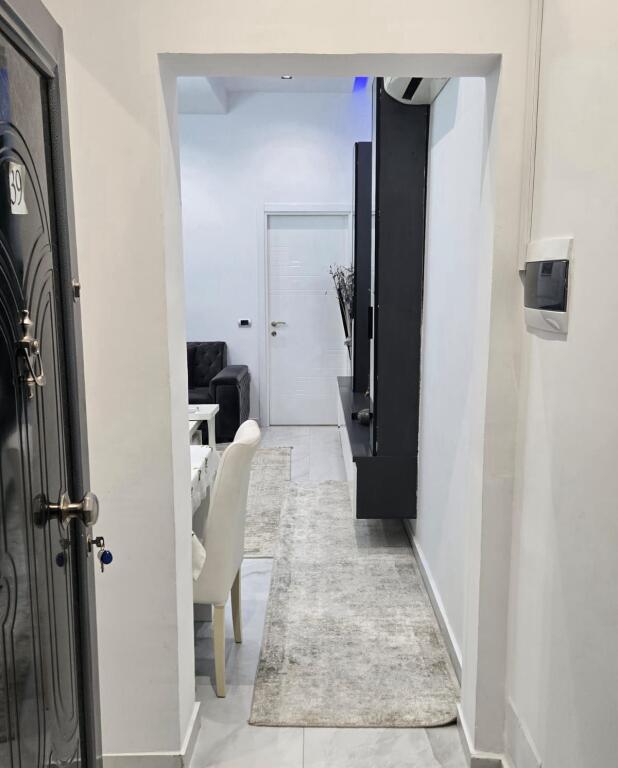 Jepet me qira apartament 1+1 prane Kristal Center!