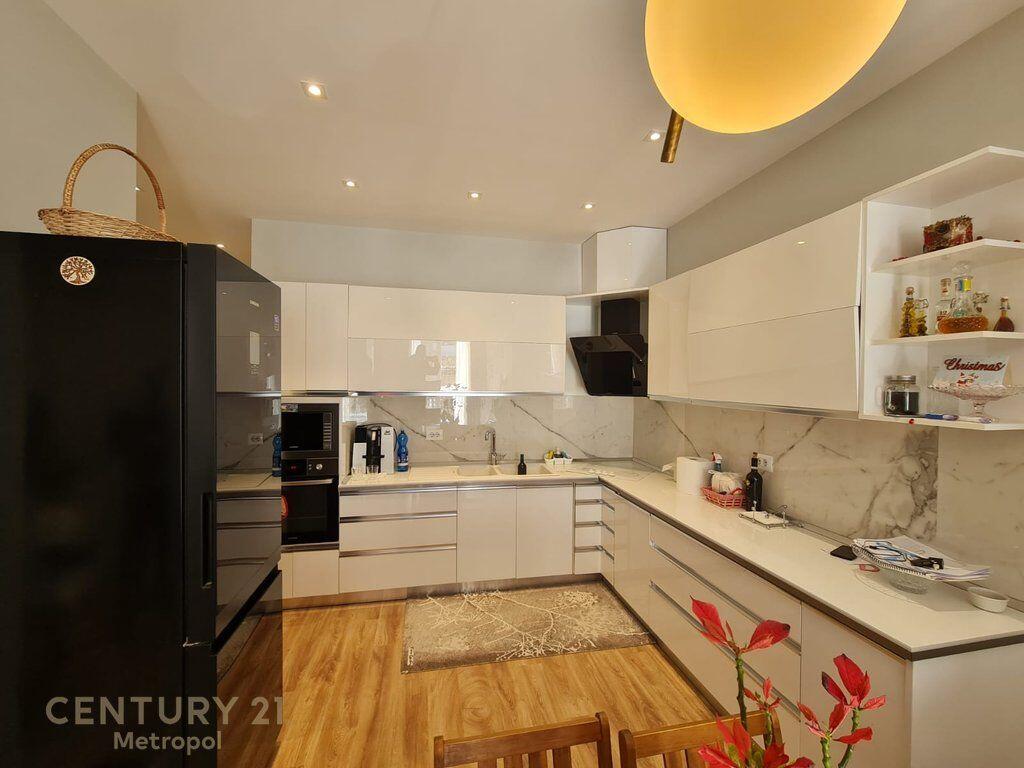 Shitet apartament 3+1 prane Tegut 430,000 €