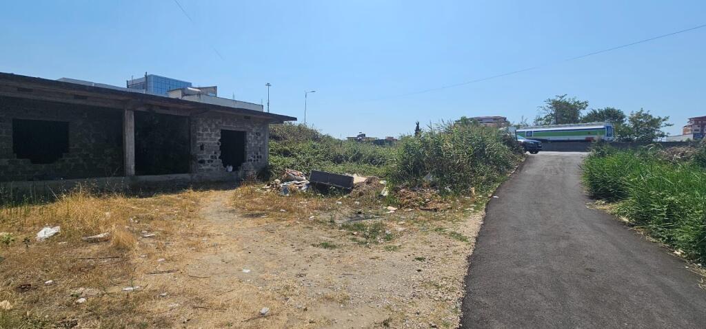 🏡 Shitet Shtëpi  + Tokë 📌 Autostrada Durrës – Tiranë, pranë karburantit Kastrati