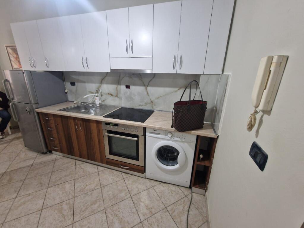 Affittasi appartamento 1+1 nel centro di Tirana