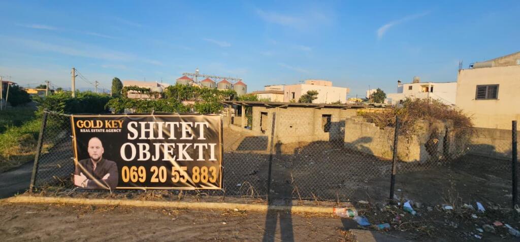 🏡 Shitet Shtëpi  + Tokë 📌 Autostrada Durrës – Tiranë, pranë karburantit Kastrati