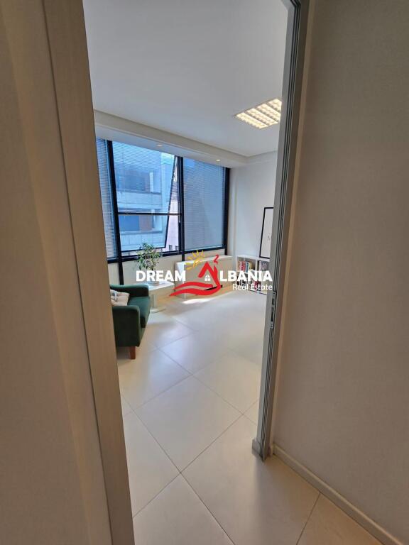 Locale Commerciale/Ufficio in Vendita in Via Elbasanit, vicino allo Stadio Air Albania a Tirana (ID 4161089)
