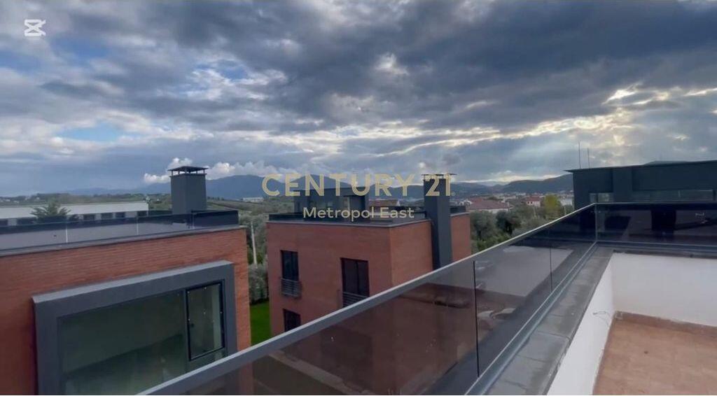 SHITET VILE MODERNE 3-KATESHE ME KOPESHT PRIVAT NE NJE ZONE REZIDENCIALE NE FARKE