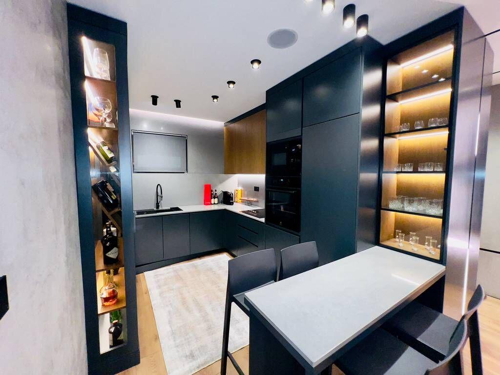 Shitet Apartament Luksoz 2+1+2 Perballë Delijorgjit