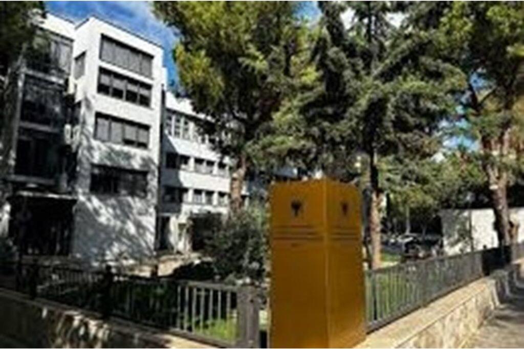 ZYRE PER QERA PRANE GJYKATES SE RRETHIT