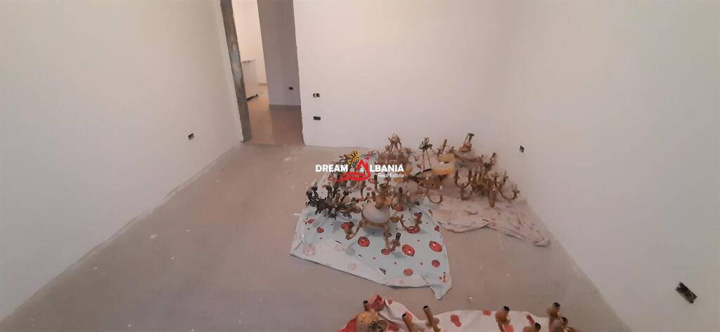 Appartamento penthouse 4+1 con cucina separata in vendita in via Hoxha Tasim vicino a Optika Roma a Tirana (ID 4139087)