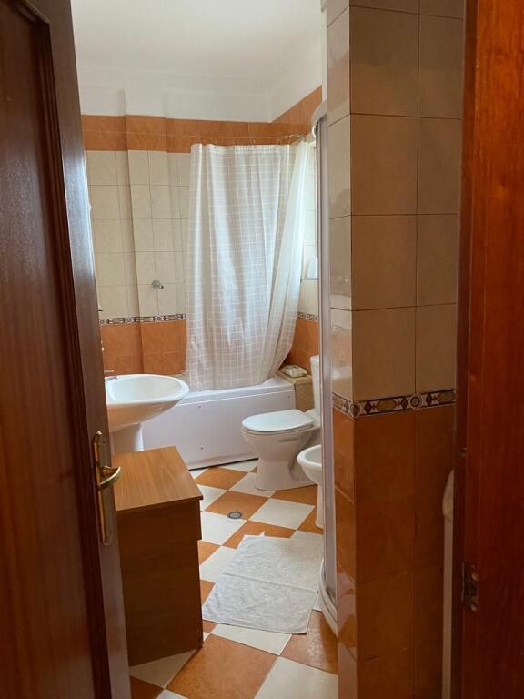 🏡Appartamento Duplex 4+1+2 in affitto  📍Indirizzo: 21 Dhjetori Vicino a Mondjalit