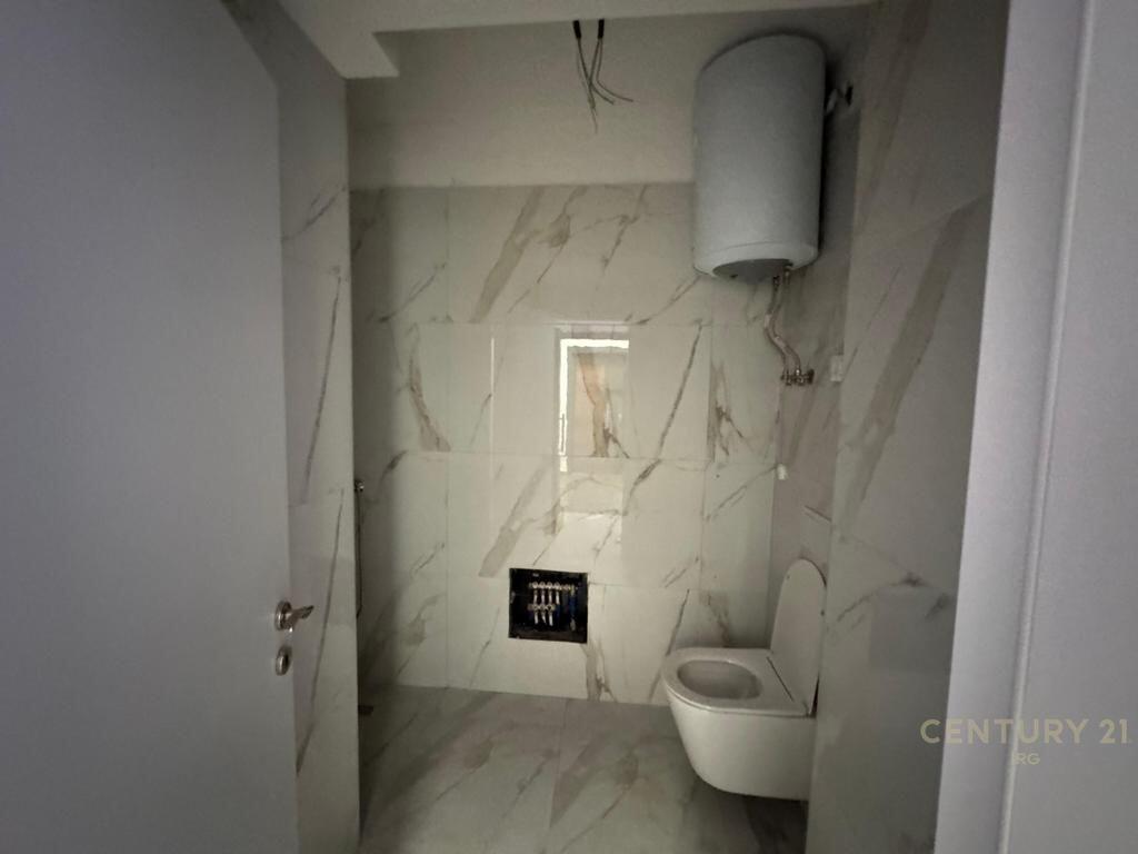 Apartament 3+1+2 tek Rruga e Kavajes.