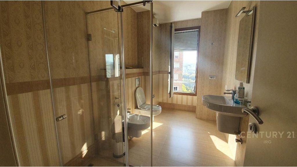 🏢 Zyrë me Qira te Hilton, pranë Delijorgjit – 200 m²