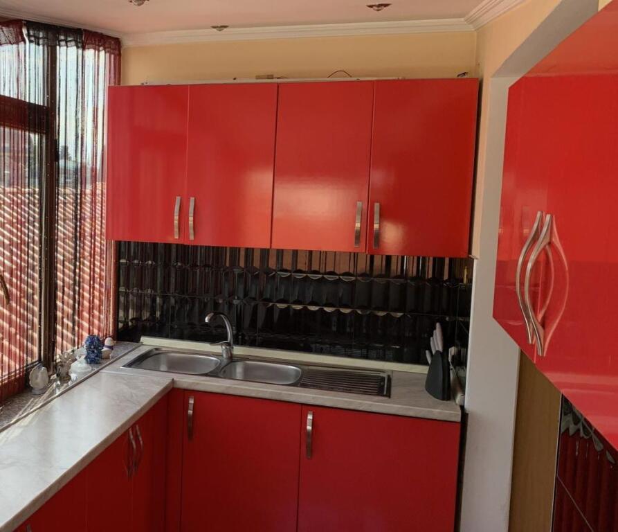 Jepet me qera 2+1, 400 euro, vile private tek rrethrrotullimi i shkozes