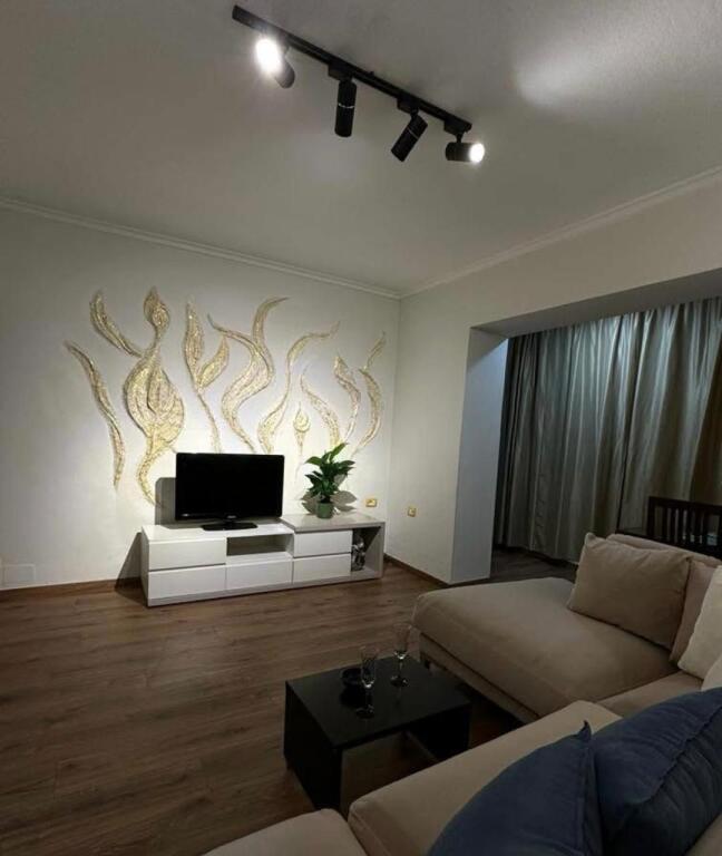 apartament 2+1 me qira tek ish stacioni Trenit