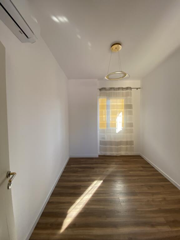 2+1, empty only with false ceiling, 800 euros, near the red school