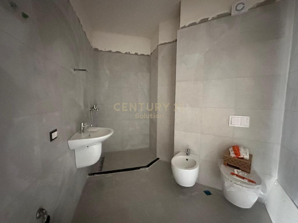 APARTAMENT 2+1+2+ PARKING OPSIONAL PRANE SPITALIT TE KAFSHEVE!