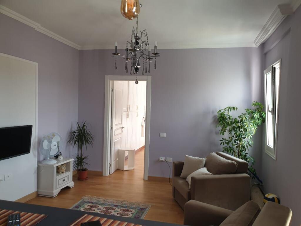 Shitet Apartament 1+1 në Kombinat!