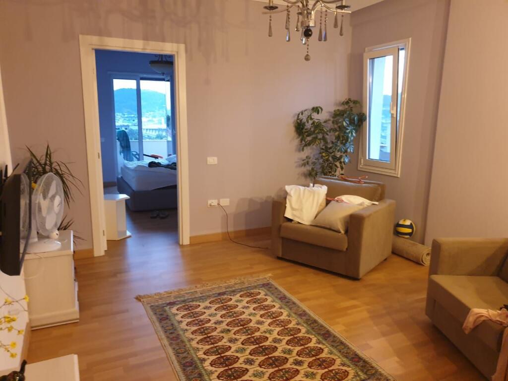 Shitet Apartament 1+1 në Kombinat!