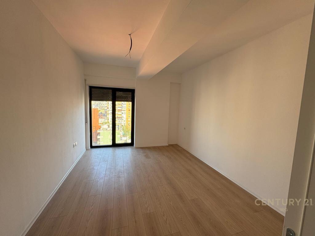 Apartament 3+1+2 tek Rruga e Kavajes.